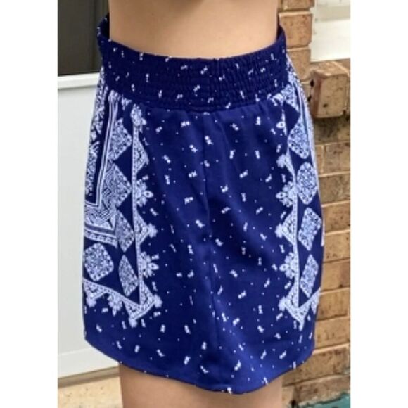 Blue White Patterned Elastic Waist Shorts Women's Juniors Size Medium - Picture 6 of 9